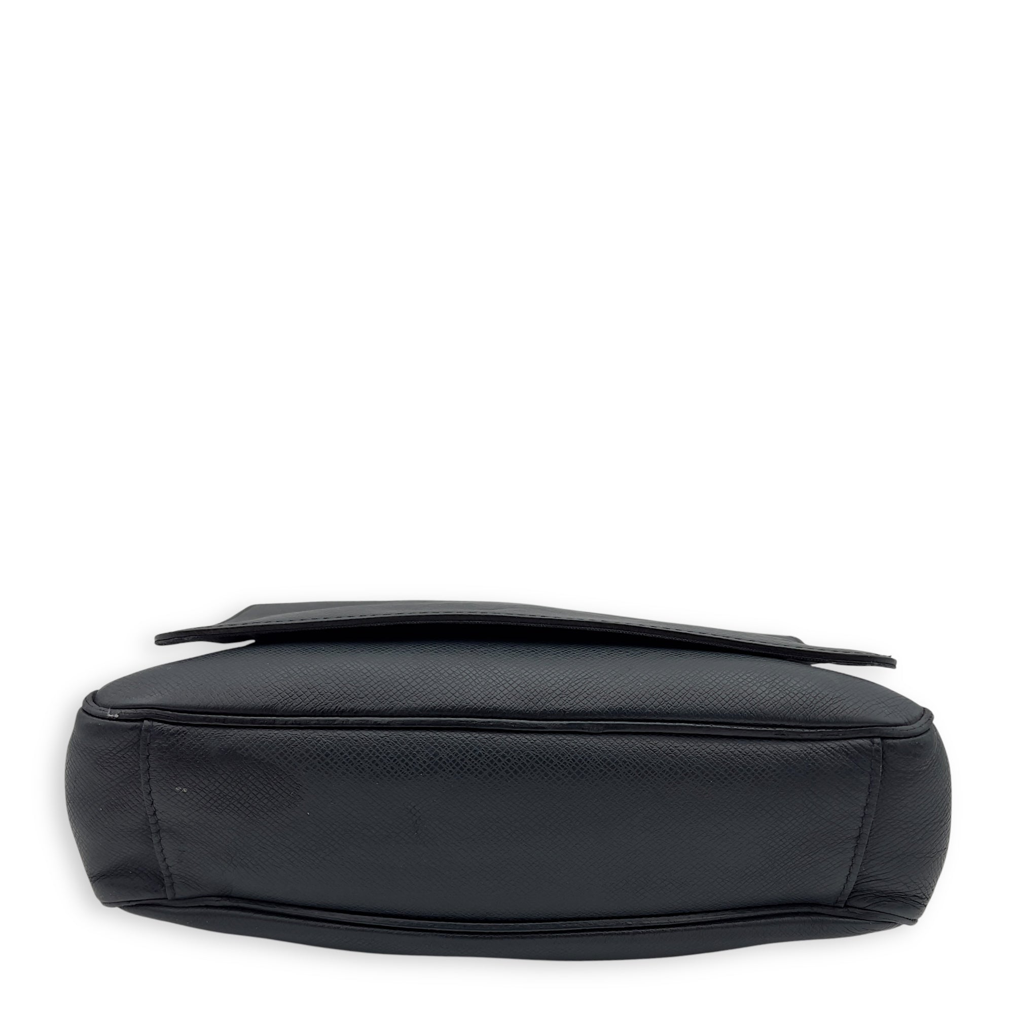Taiga Messenger Black in Calfskin, Silver hardware - Image 7