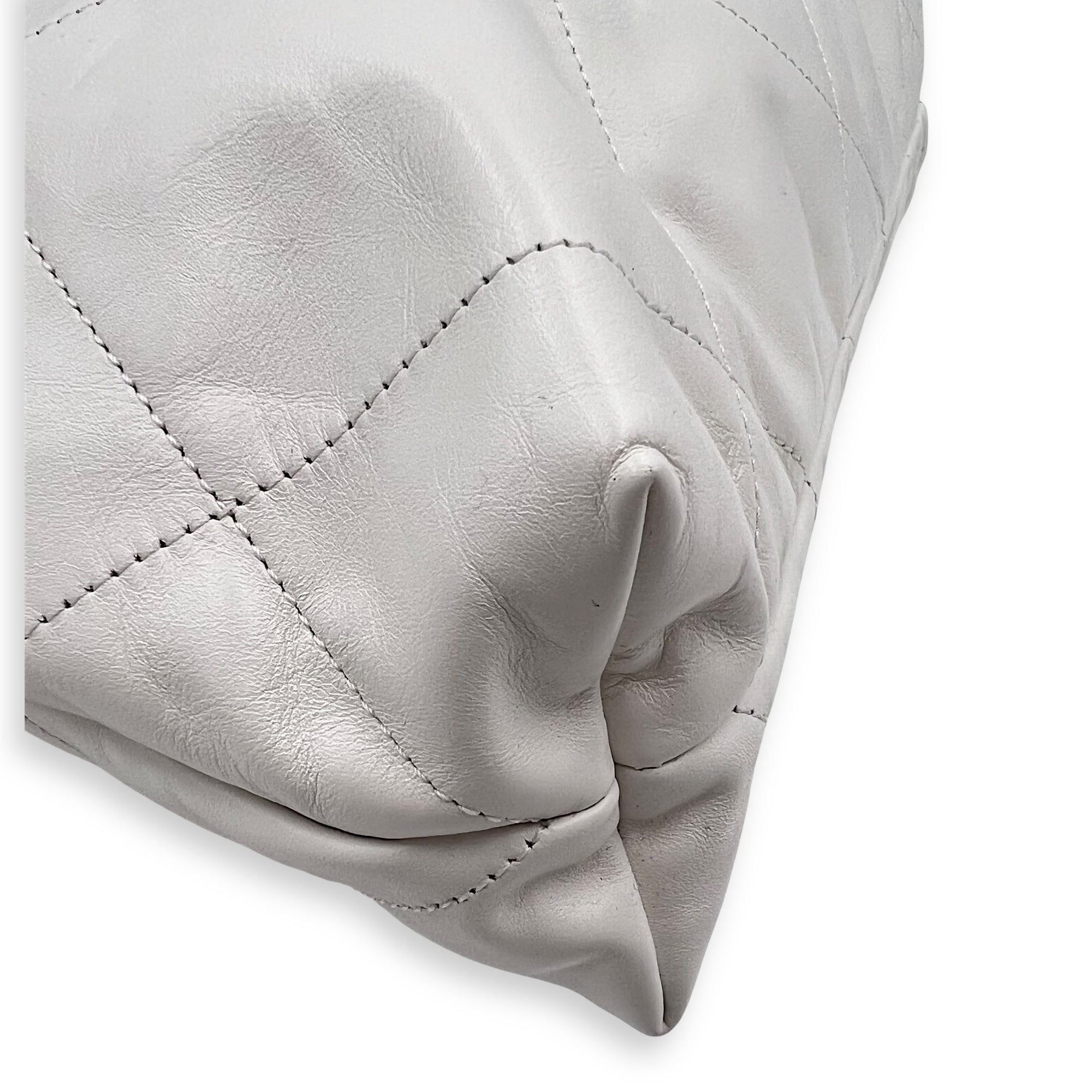 22 Tote White Tote Bag in Calfskin, Mixed hardware - Image 11