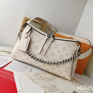 Trendsetting 7798 Louis Vuitton AAA Quality Shoulder Bags For Women